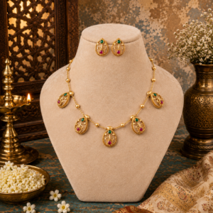 Heritage oval fountain motif charm necklace set
