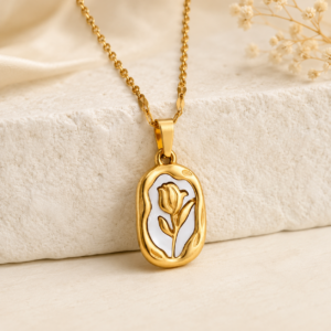 Flower engraved pendant necklace